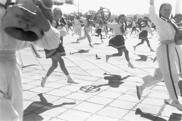 Henri Cartier Bresson, 'Parata celebrativa del nono anniversario della Repubblica Popolare Cinese Pechino', 1° ottobre 1958
