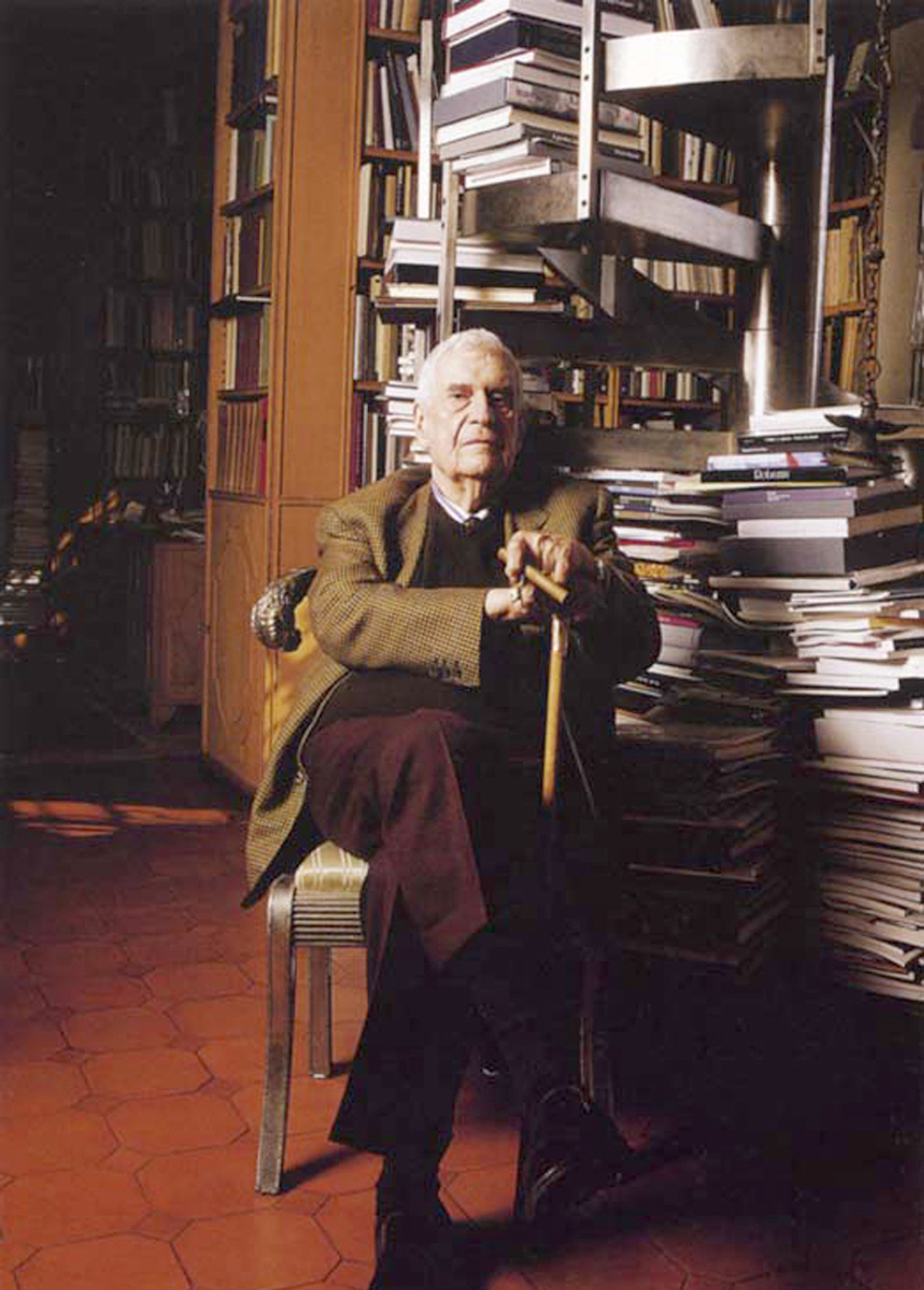 Federico Zeri nella sua biblioteca a Mentana