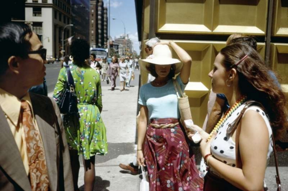 “Donna con cappello all’angolo della strada”, New York City, 1974