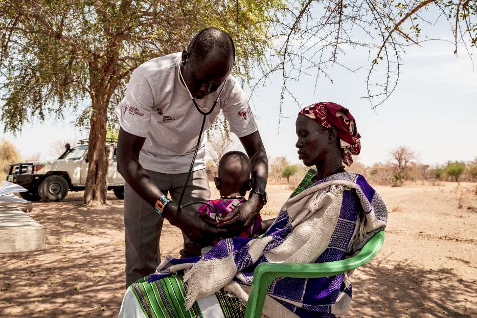Un medico del Cuamm in azione in Sud Sudan