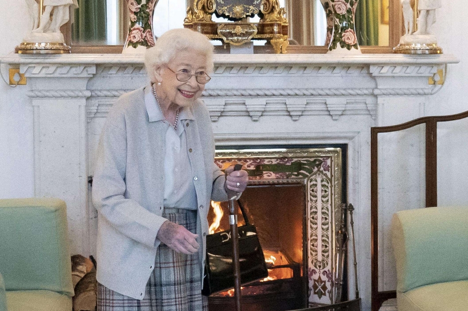 La regina Elisabetta poco prima di incontrare Liz Truss a Balmoral, in Scozia, il 6 settembre 2022