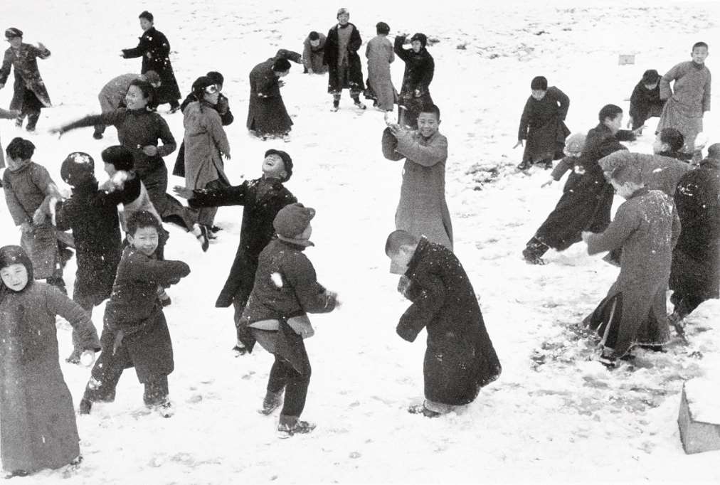 Bambini giocano nella neve, Cina, 1938