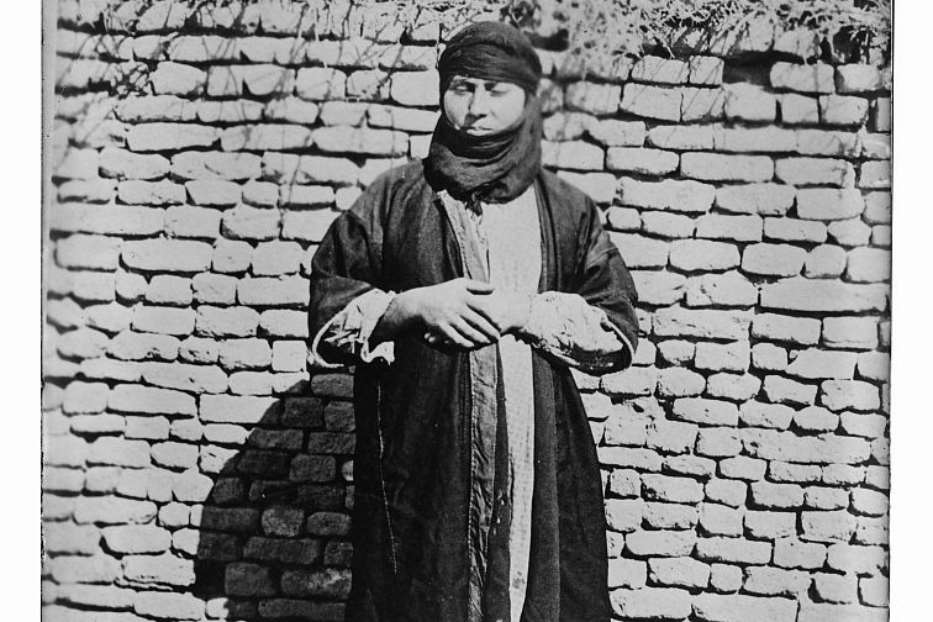 Una ragazza armena in abiti arabi, 1900 circa