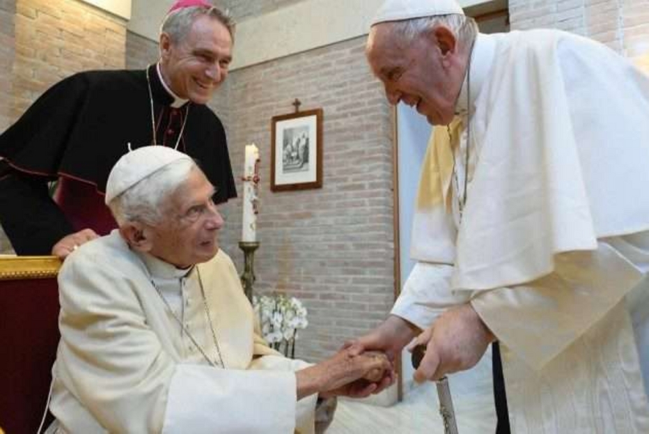 Papa Francesco e i nuovi cardinali in visita dal Papa emerito