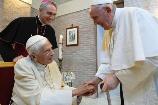Papa Francesco e i nuovi cardinali in visita dal Papa emerito