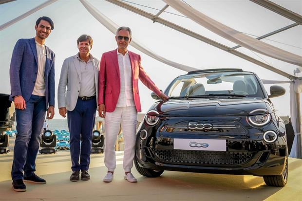 Matteo Bocelli, Olivier Francoise (Fiat) e Andrea Bocelli con la nuova 500 La Prima by Bocelli