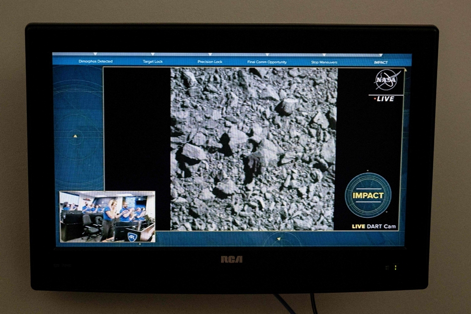 L'immagine finale, al momento dell'impatto, su uno schermo della Nasa