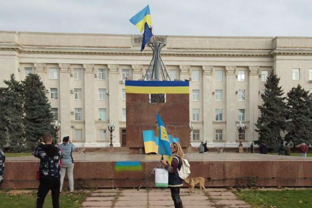 La gente appende bandiere ucraine a Kherson e una bandiera dell'Ue. 11 novembre, foto rilasciata sulla pagina Telegram delle Forze Armate dell'Ucraina
