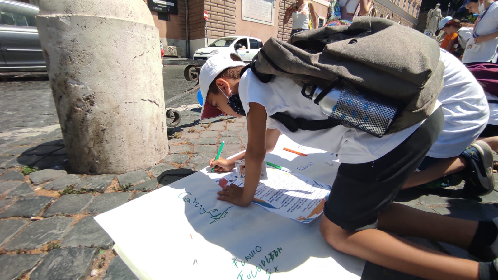 Un bambino firma l''appello per la Pace'