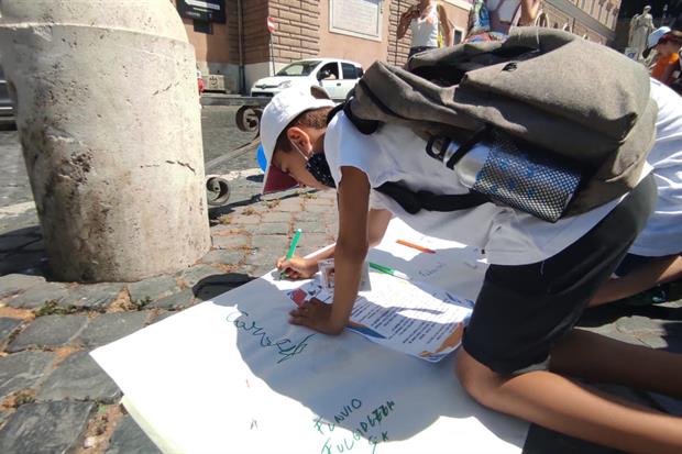 Un bambino firma l''appello per la Pace'