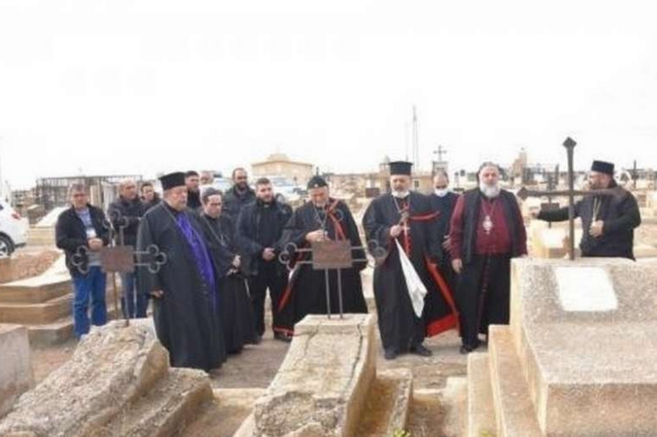 Il patriarca siro-cattolico di Antiochia, Ignazio Youssef III Younan mentre prega a dicembre davanti alle tombe dei caduti cristiani nella città di al-Hasaka in Siria