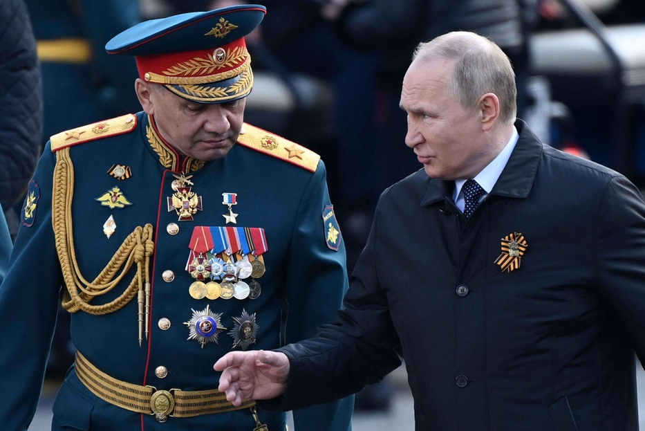 Putin con il ministro della Difesa Sergei Shoigu alla parata della Vittoria sulla Piazza Rossa