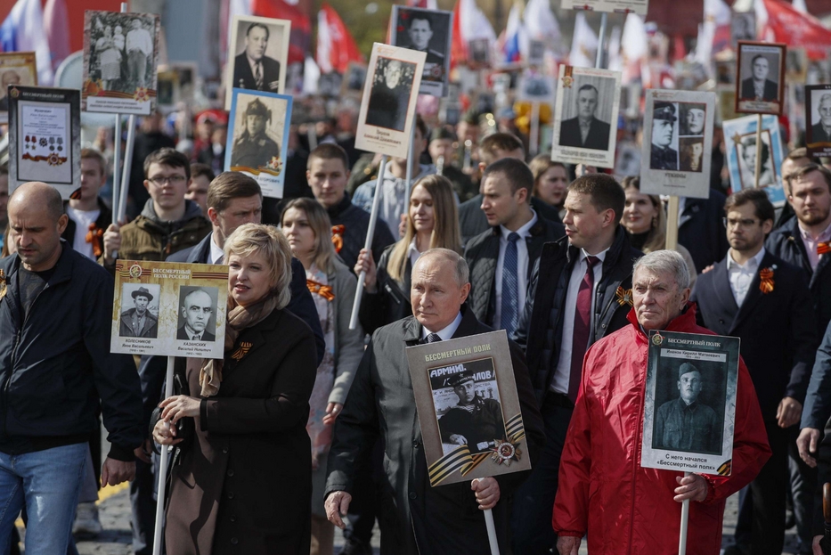 Putin (al centro) con la foto del padre nella marcia del 'Reggimento immortale'