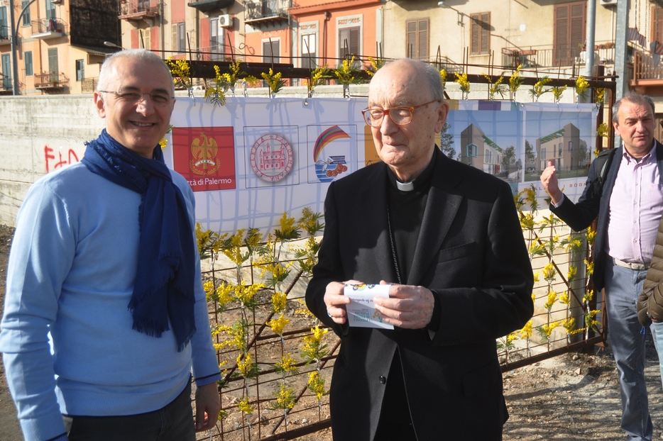 La consegna del progetto dell'asilo Padre Puglisi: a sinistra, Maurizio Artale; a destra, il vescovo Luciano Giovannetti, già presidente della Fondazione Giovanni Paolo II