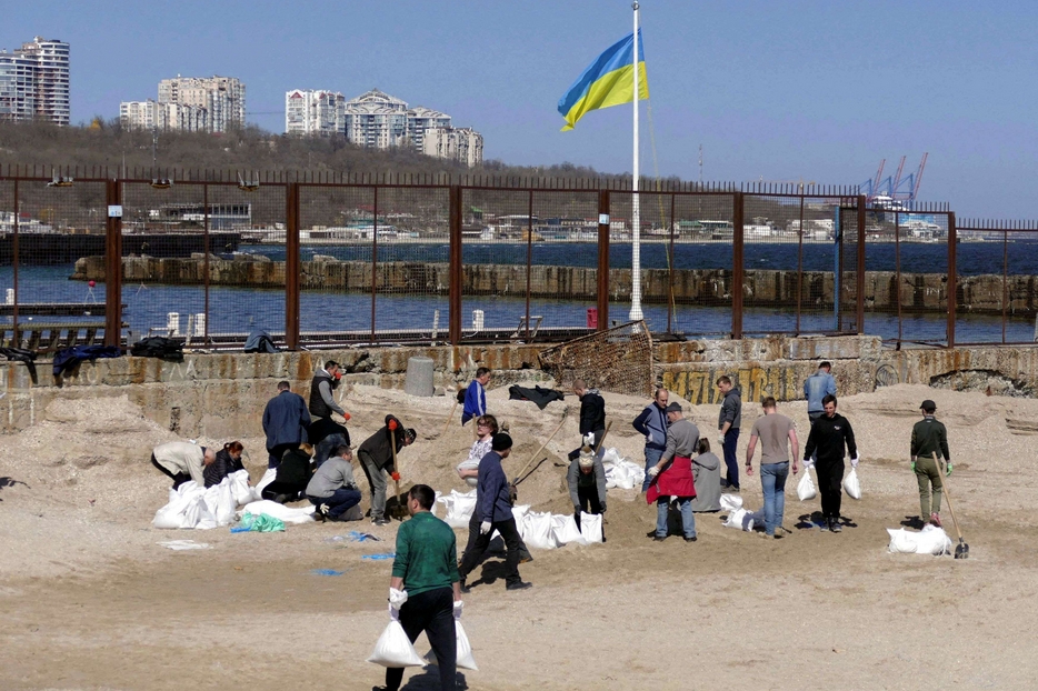 A Odessa gli abitanti al lavoro con i sacchi di sabbia per costruire trincee in attesa dell'arrivo delle truppe russe