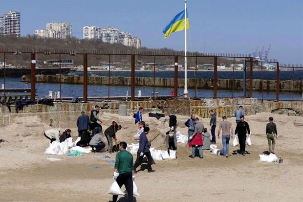 A Odessa gli abitanti al lavoro con i sacchi di sabbia per costruire trincee in attesa dell'arrivo delle truppe russe