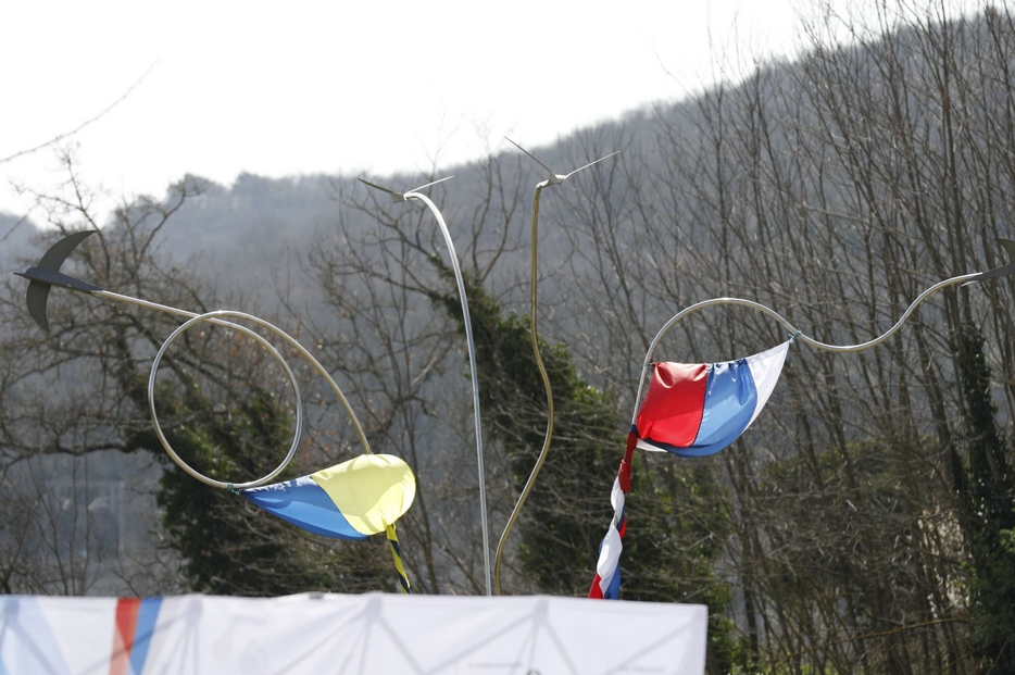 Le bandiere di Ucraina e Russia all'ingresso di Rondine-Cittadella della pace