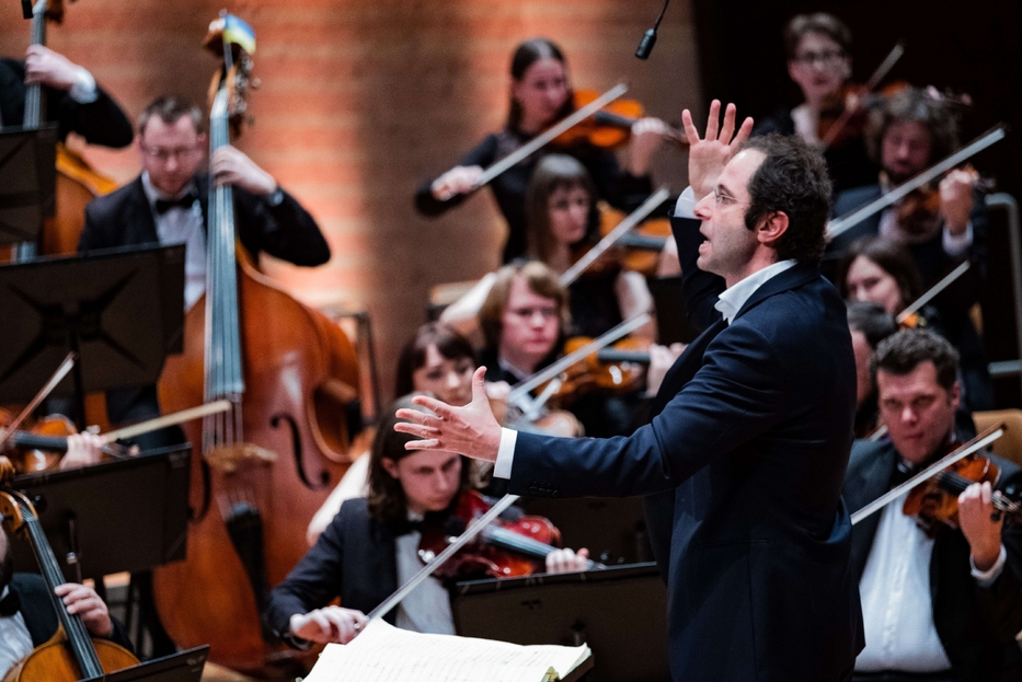 Il direttore Luigi Gaggero alla guida l'Orchestra sinfonica di kyiv nella tappa a Berlino della tournée europea