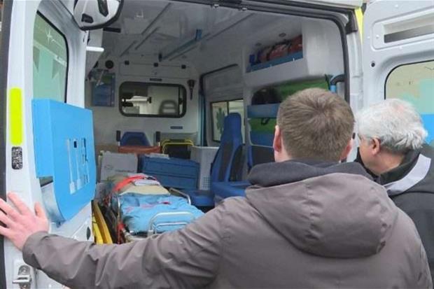 L'elemosiniere Krajewski mostra l'interno dell'ambulanza, attrezzata per i bambini