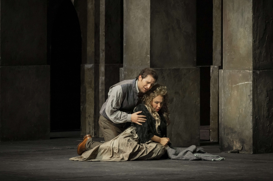 Il tenore sostituto Riccardo Massi e il soprano Maria José Siri nella «Manon Lescaut» a Genova