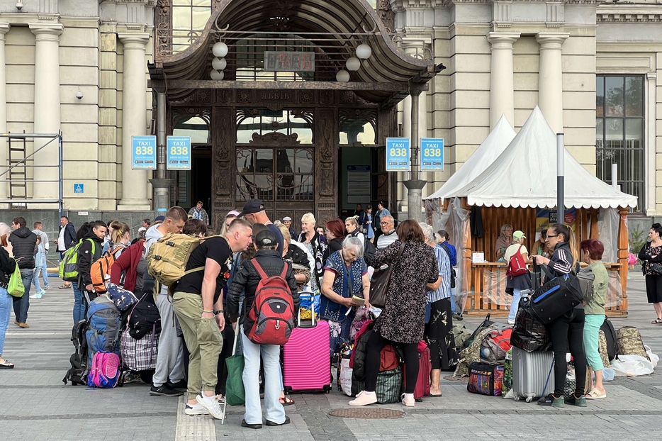 I profughi davanti alla stazione ferroviaria di Leopoli dove ancora si arriva da tutta l'Ucraina