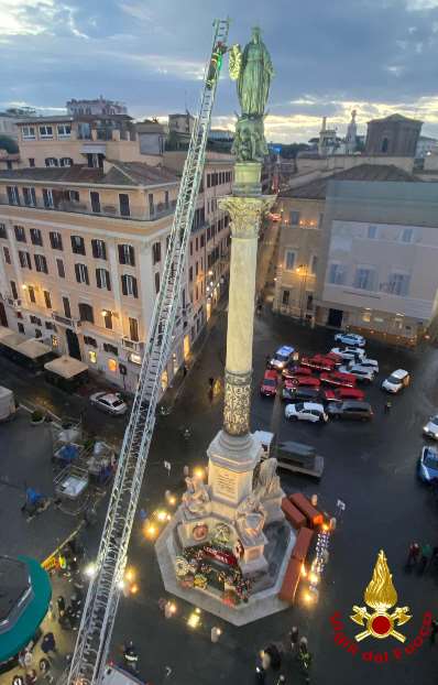 L'omaggio floreale dei Vigili del fuoco a Maria Immacolata in piazza di Spagna