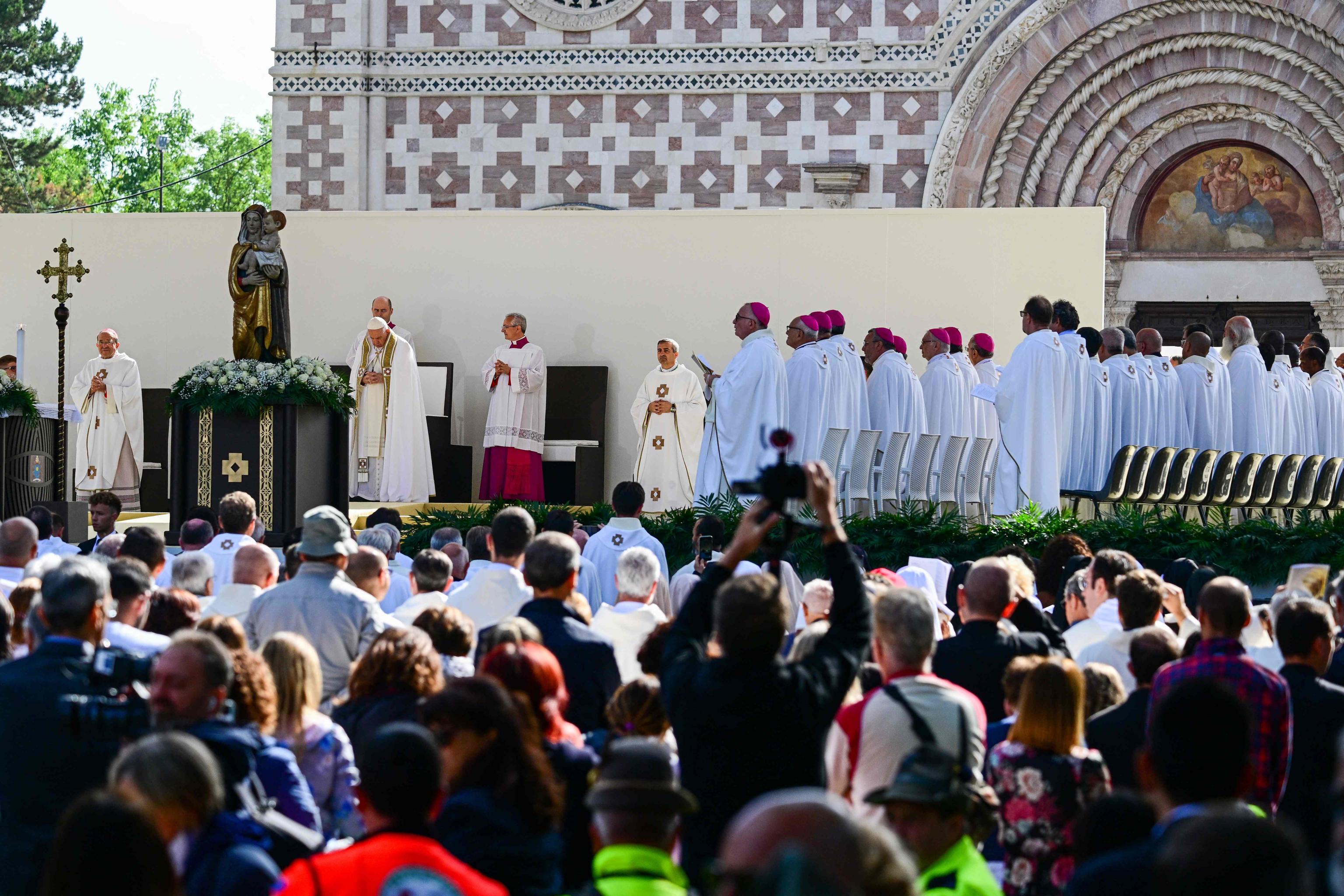 La messa del Papa sul sagrato della Basilica di Collemaggio