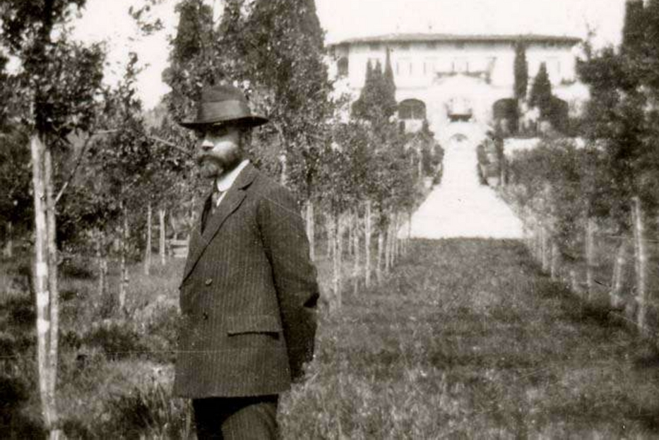 Bernard Berenson e sullo sfondo la sua residenza I Tatti a Firenze