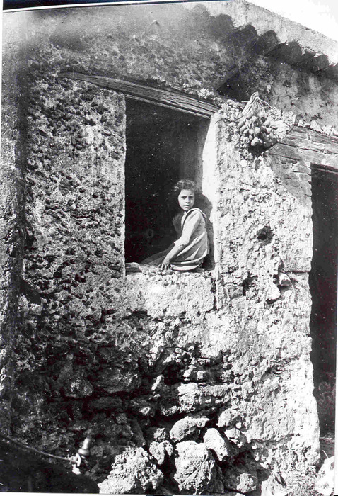 Bambina alla finestra, nel rione catanese di Novalucello, 1911. Una delle immagini più belle di Giovanni Verga