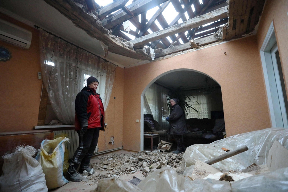 Un residente del villaggio di Stanytsia Luhanska, controllato dagli ucraini, denuncia bombardamenti da parte dei separatisti filo russi