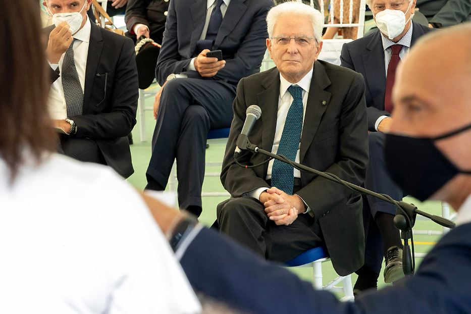 Mattarella durante la visita nel carcere di Nisida nel 2021