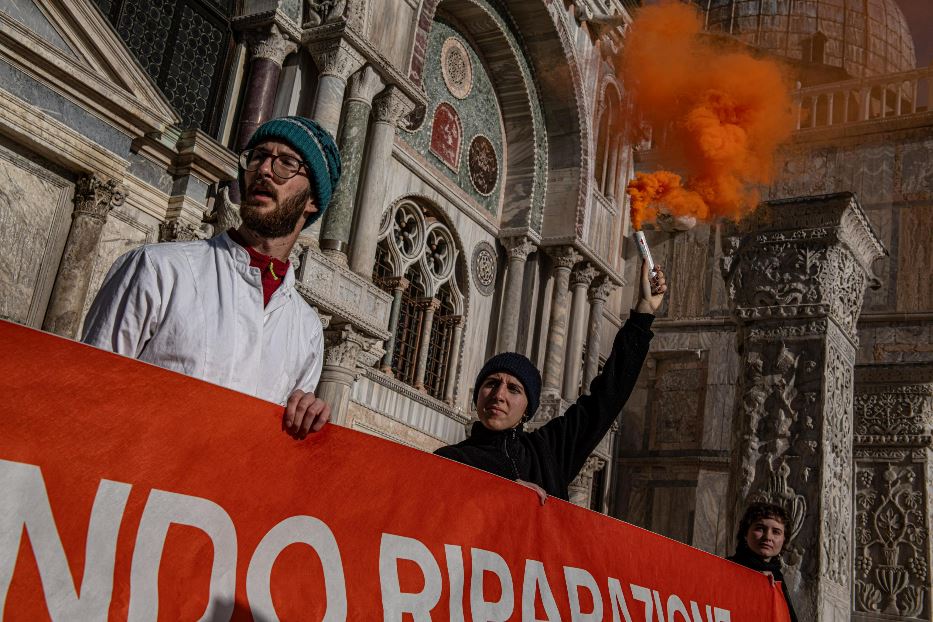 La protesta degli attivisti del clima a Venezia