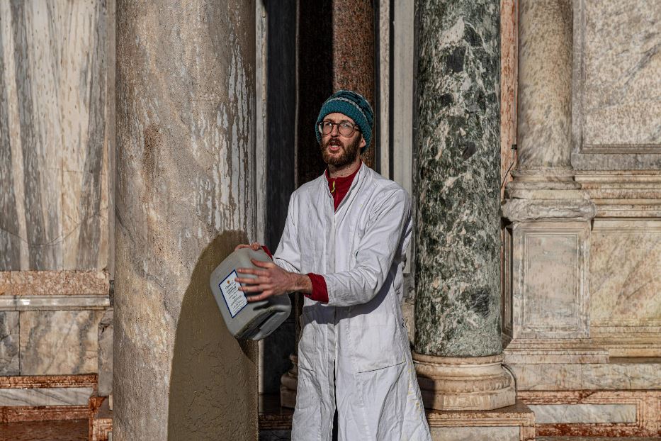 Attivisti del clima imbrattano la basilica di San Marco a Venezia