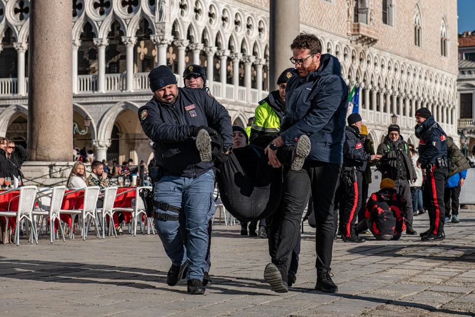 Le forze dell'ordine bloccano gli attivisti che hanno imbrattato la Basilica di San Marco a Venezia