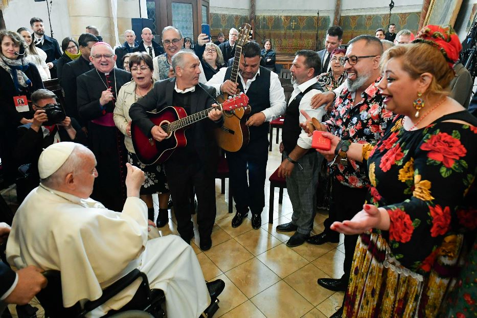 Un momento dell'incontro del Papa con i poveri e i rifugiati, stamani, nella chiesa di Santa Elisabetta d'Ungheria a Budapest