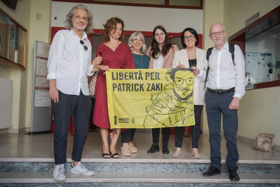 Alla laurea di Zaki hanno partecipato il Rettore Molari e compagni di corso insieme ad attivisti di Amnesty International Italia