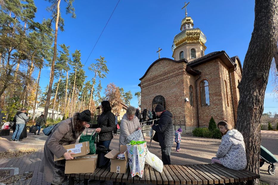 La consegna degli aiuti umanitari nella chiesa greco-cattolica di Irpin
