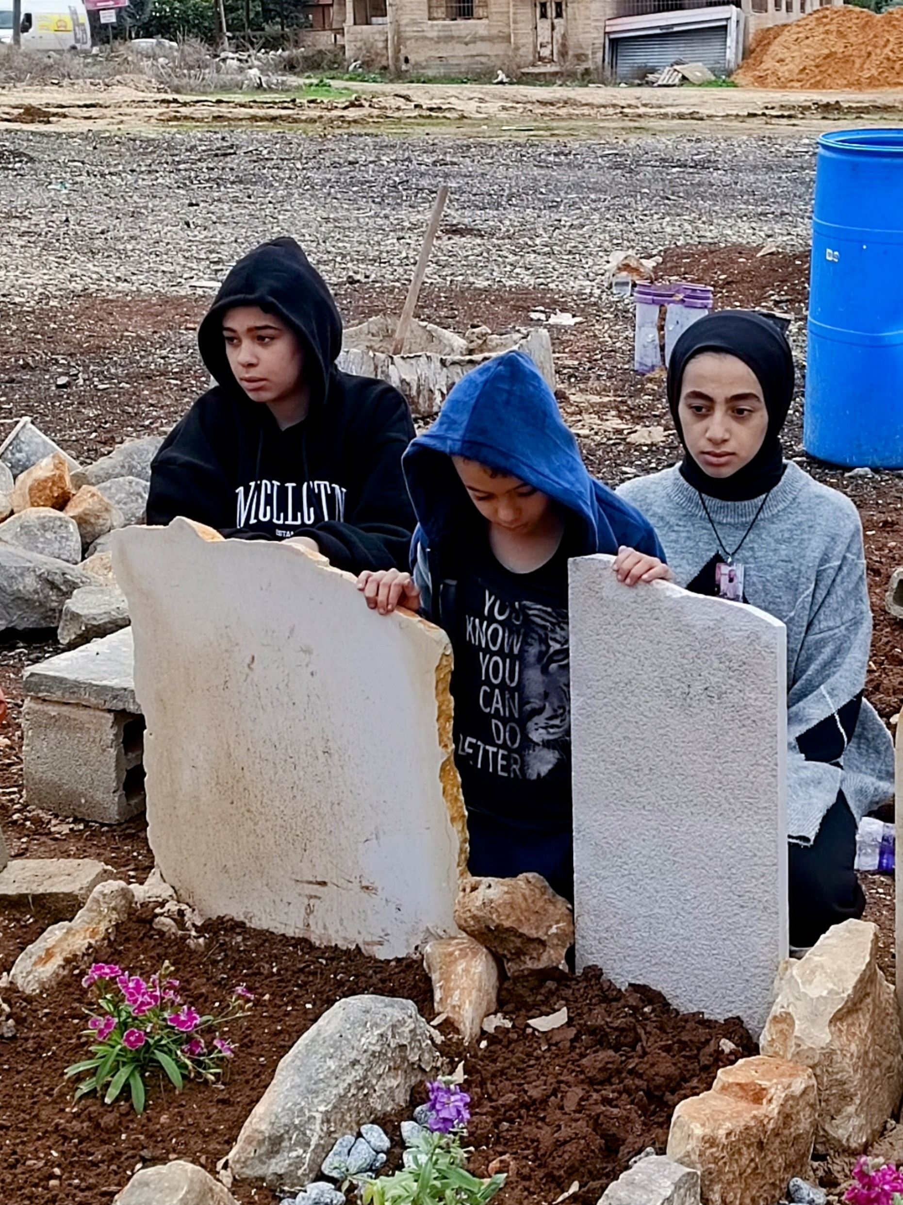 Quattro ragazze pregano sulla tomba del padre, ucciso da un proiettile vagante durante gli scontri a Jenin