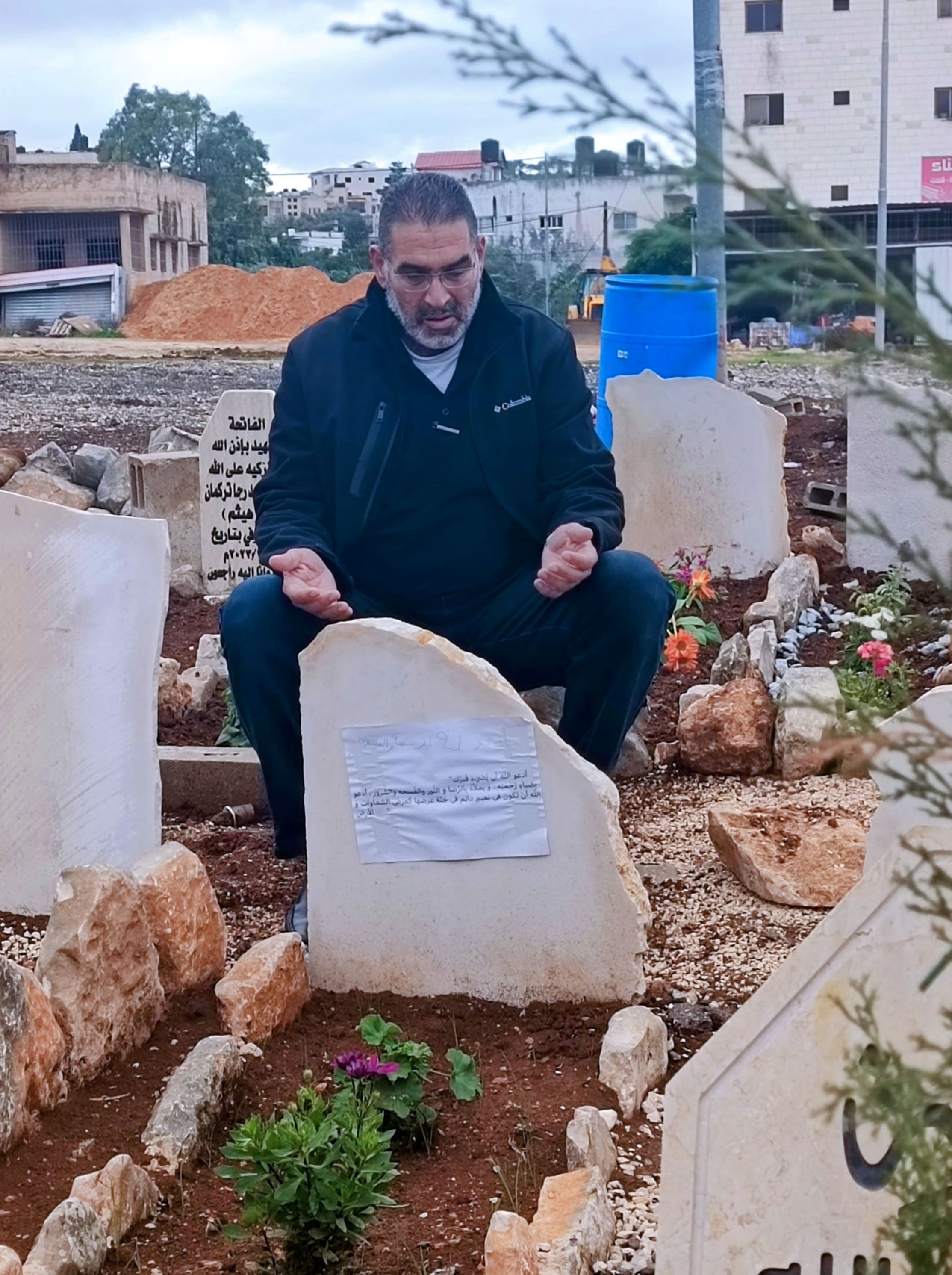 Il padre di Jamal prega sulla tomba del figlio di 15 anni, “ucciso da un drone israeliano perché lanciva sassi ai soldati”