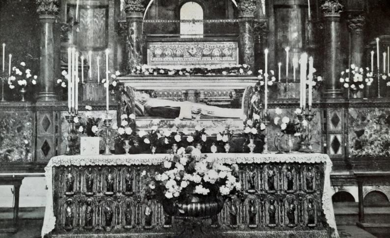 L’urna con il corpo di san Pio X nella Basilica di San Marco nel 1959