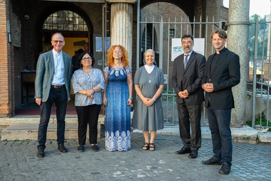 I relatori del workshop. Da sinistra: Paul Oberholzer (Pontificia Università Gregoriana), Iael Nidam-Orvieto (Direttore dell’Istituto Internazionale per la Ricerca sull’Olocausto dello Yad Vashem), Silvia Haia Antonucci (Archivio Storico della Comunità Ebraica di Roma), Grazia Loparco (Pontificia Facoltà di Scienze dell’Educazione Auxilium), Claudio Procaccia (Direttore del Dipartimento Beni e Attività Culturali della Comunità Ebraica di Roma), Dominik Markl (Pontificio Istituto Biblico e Università di Innsbruck)