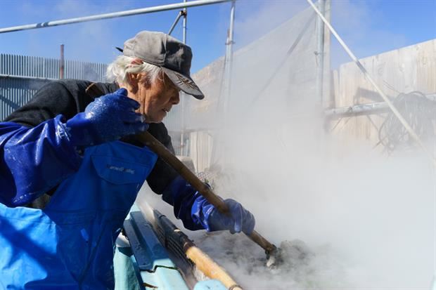 Kesennuma (Miyagi) – 2020.  Operaio al lavoro in un'industria di lavorazione delle alghe, ingrediente fondamentale di molti piatti tipici della cucina giapponese, quale per esempio il ramen