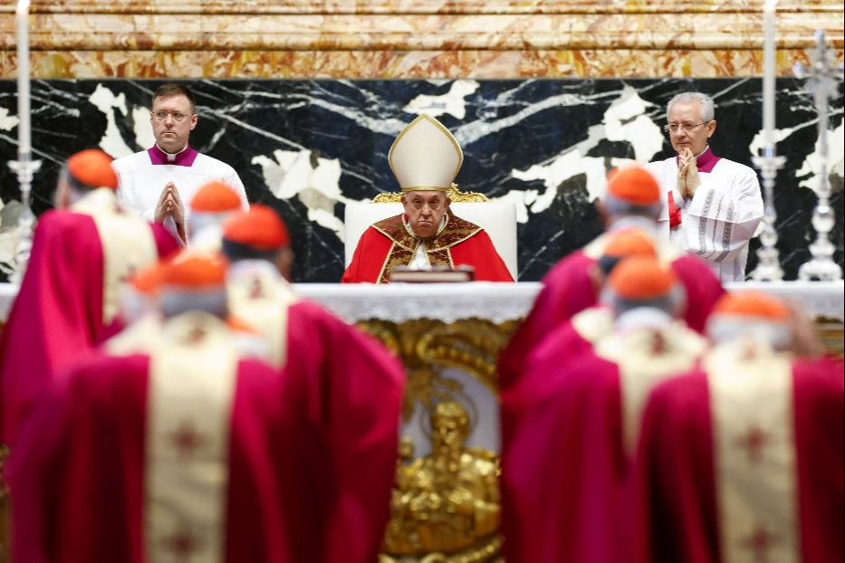 Papa Francesco durante la Messa in suffragio di Benedetto XVI e dei cardinali defunti
