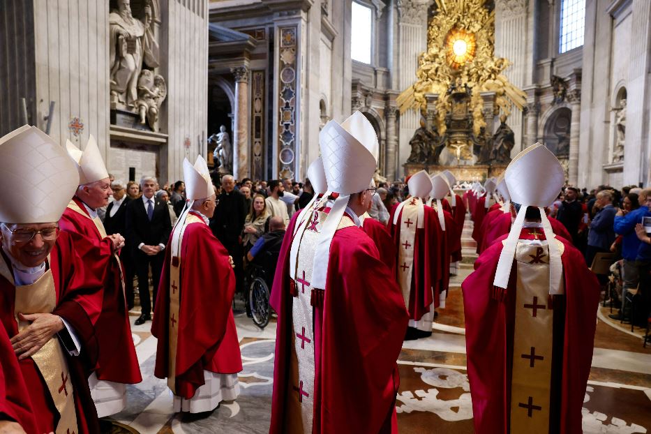 La Messa in suffragio di Benedetto XVI e dei cardinali defunti