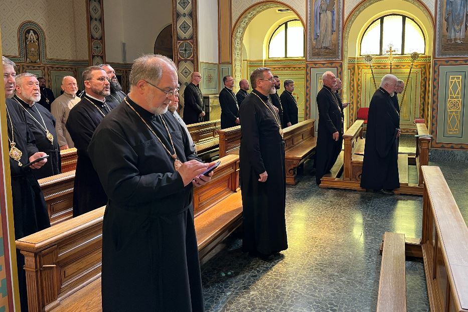 Un momento di preghiera dei vescovi che hanno partecipato al Sinodo della Chiesa greco-cattolica ucraina