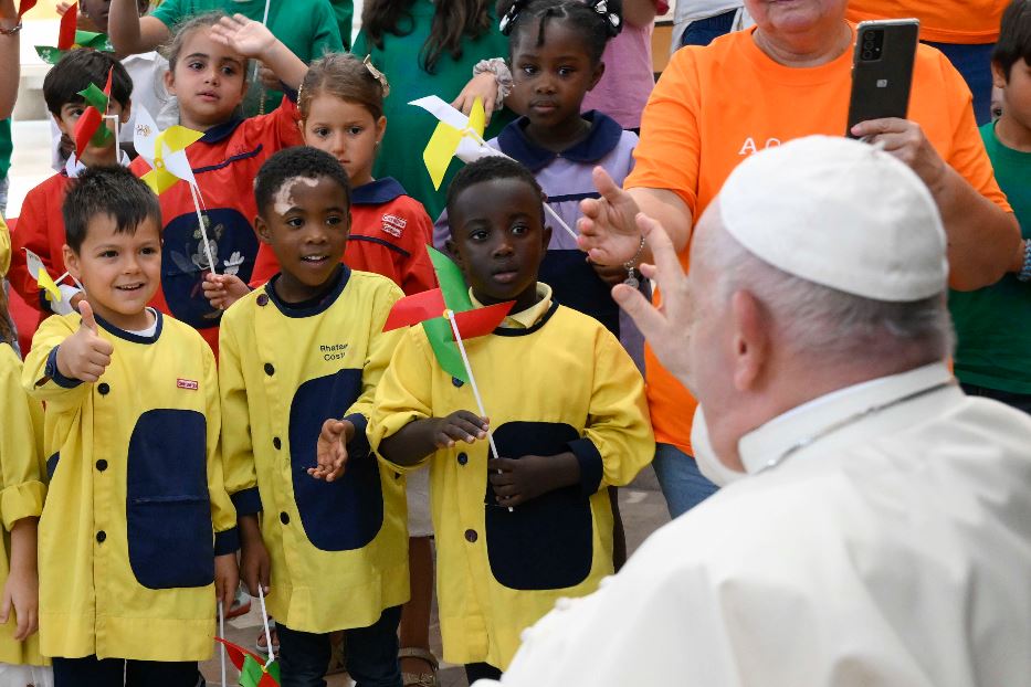Il Papa tra i bambini duranta la Gmg di Lisbona