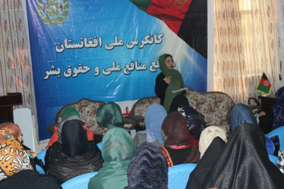 Hamida durante uno degli incontri con le donne afghane, quando ancora si trovava nel suo Paese