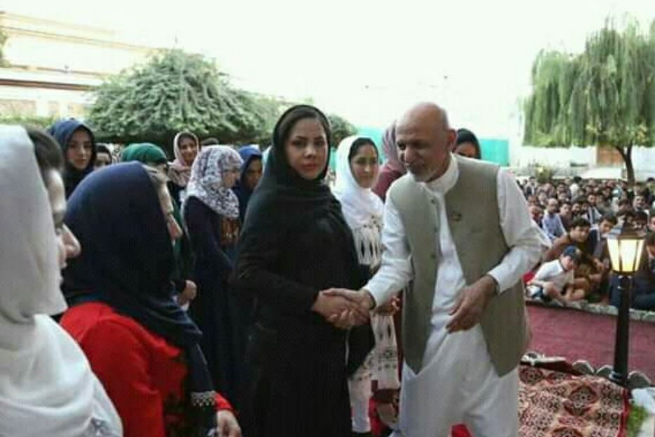 Hamida stringe la mano al presidente della Repubblica Ashraf Ghani, che è oggi rifugiato negli Emirati Arabi, per trattare a favore delle donne