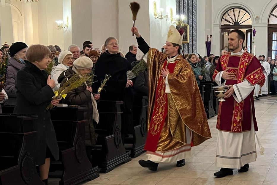 Il vescovo Vitalii Kryvytskyi nella Cattedrale latina di Sant’Alessandro a Kiev