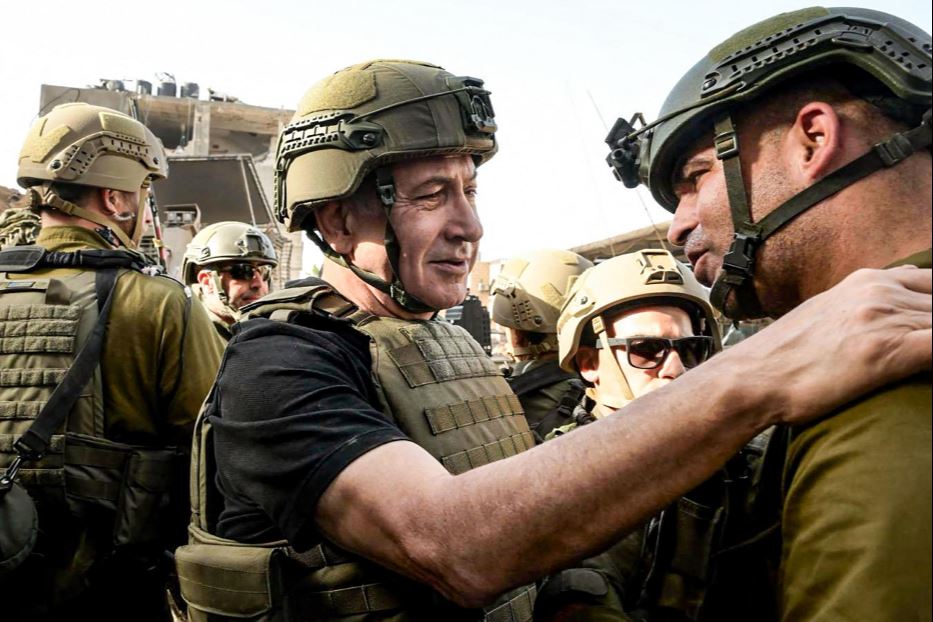 Il premier Benjamin Netanyahu tra i soldati impegnati a Gaza